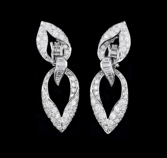 Paire de pendants d'oreilles or gris 750 à décor végétal stylisé pavés de diamants taille baguette et brillant