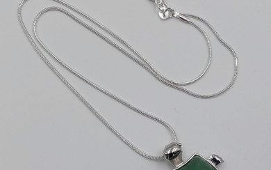 Pendentif en forme de tortue en jade vert sur un collier en argent 925. Pendentif...
