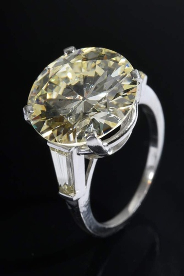 Platinum 950 diamond solitaire ring (approx. 10.05ct/VVS2/Yellow/S-T), 2 trapeze diamonds on the side (approx. 0.39ct P1/Cape/P and 0.39ct VSI/Cape/P), total weight 9.2g, size 56, GIA report from October 2023 is available