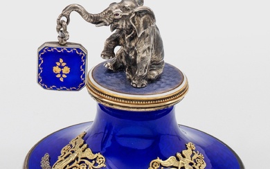 Porte-montre figuratif dans le style de Karl Fabergé. Argent, partiellement doré et émaillé. Sur un...