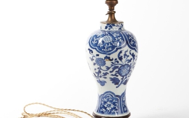 Potiche en porcelaine de CHINE à décor en camaïeu bleu de fleurs et feuillages. 18ème...
