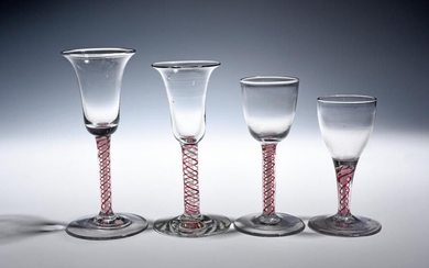 Quatre verres à vin néerlandais à torsion colorée vers 1760, deux avec des bols en...