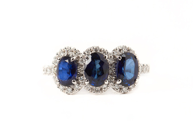 RING, 18K white gold with oval-cut sapphires totaling approx. 2.80 ct and brilliant-cut diamonds totaling approx. 1.20 ct.