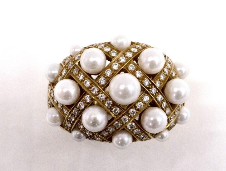 RING in 18K yellow gold. It features a dial of brilliant-cut diamonds set with white cultured pearls (untested). Spring for cutting. TDD: 52. Gross weight : 16.78 gr. A cultured pearl, diamond and gold ring.
