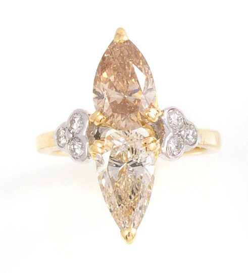 RING in 18K yellow gold holding a pear cut brown...