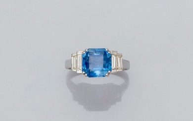 Ring in white gold, 750 MM, set with a beautiful emerald-cut sapphire weighing 4.28 carats certified "without thermal modification" of Ceylon origin by the GEM-Paris laboratory, set between four baguette-cut diamonds, size: 55/56, weight: 5.4gr. rough.