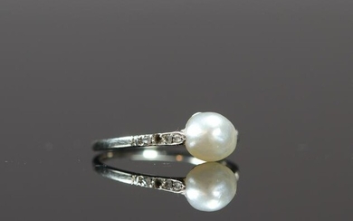 Ring in white gold and fine pearl