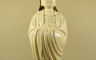 Sculpture - Blanc de chine - Porcelain - Guanyin - A 'blanc de Chine' sculpture of a standing Guanyin - China - Second half 20th century