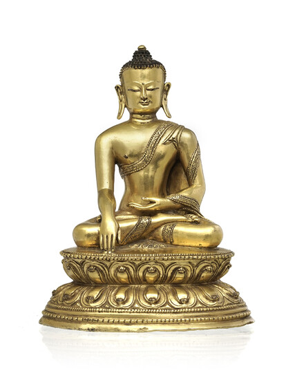 Shakyamuni assis, sculpture en alliage de cuivre doré, Tibet, XIV-XVe s., le Bouddha assis sur un piédestal lotiforme, la main droite adop