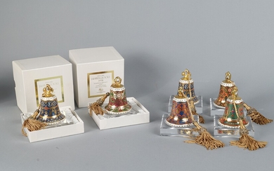 Six cloches de Noël en porcelaine, Hutschenreuther, 2 x 1996 (1 endommagée), 1997, 1998, 1999...