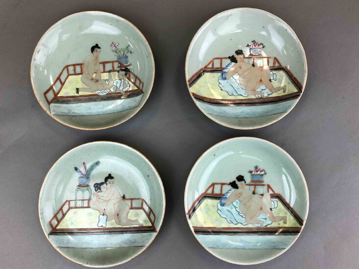 Suite de quatre (4) petites assiettes creuses en porcelaine à décor en polychromie de scènes...