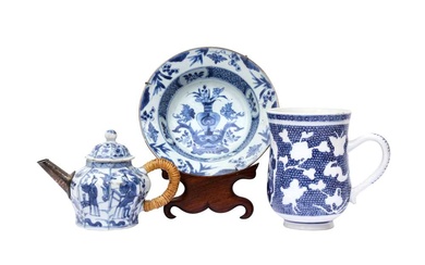 THREE CHINESE BLUE AND WHITE PIECES 清 康熙至十八世紀 青花瓷器一組