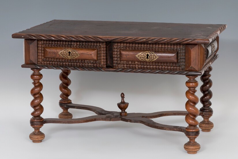 Table; Portugal, XVIII and XX centuries. Rosewood veneer. It has drawers remade in the twentieth...