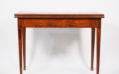 Table à jeux de style Louis XVI en marqueterie, joli plateau dépliant à décor de...