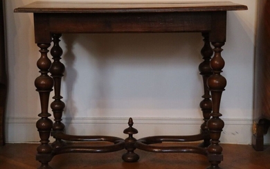 Table en bois mouluré et sculpté à piètement balustre relié par une entretoise à la...