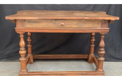 Tavolo con piano sagomato in legno ad un cassetto nella fascia, gambe tornite riunite da traverse (cm 122x78x66,5) (difetti e...