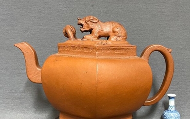 Teapot - Yixing - Ceramic - Extraordinary large -Foo lion on top- Guardian lion Shishi with a moveable ball - China - Kangxi (1662-1722)