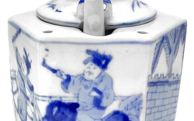 Teiera cinese in porcellana blu e bianco, XVII secolo, Cina (Manciuria). H cm...