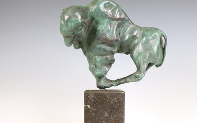 Theo Mackaay (geb. 1950), groen gepatineerd bronzen sculptuur, 'Bizon', 1982;