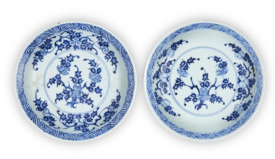 Two Chinese blue and white saucer dishes, 18th century, each painted with finger citron to the central reserve inside a border of fruiting branches, 15cm diameter (2) 十八世紀 青花繪佛手柑紋小碟一對
