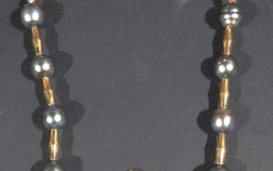 Un collier en or 18K de perles baroques de Tahiti de baguettes alternées en or...