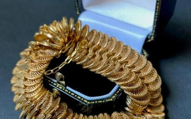 Un large bracelet en or jaune à maillons mobiles P