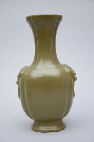 Un vase en porcelaine de Chine 'poudre de thé', époque Qing (h 31.5cm)