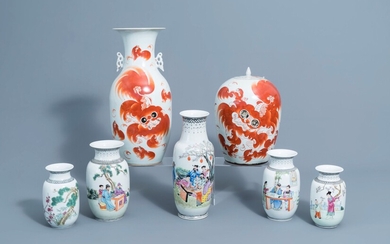 Un vase et un pot couvert en porcelaine de Chine rouge de fer à décor de lions bouddhistes et cinq vases famille rose, 19ème/20ème siècle