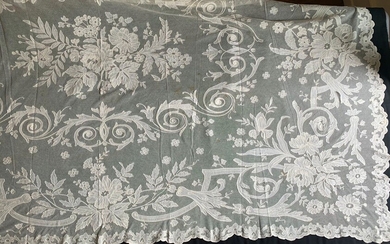 Une nappe rectangulaire en dentelle, fin du XIXe siècle. En tulle de coton et application...