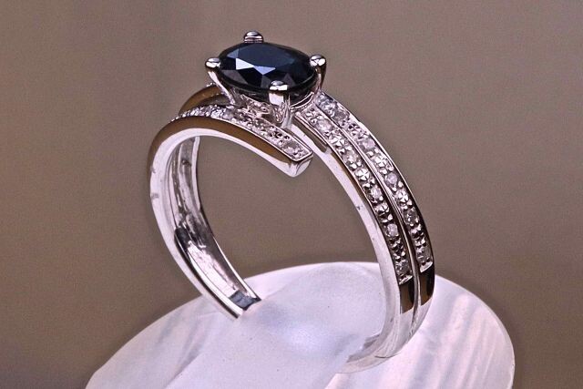 Unique piece. Designer ring in 18 karat white gold with oval and certified Natural Sapphire of 1 carat set with claws and its body with 3 lines of natural diamonds of 0.15ct, size (modifiable) 52. 2.30g . Luxurious case.