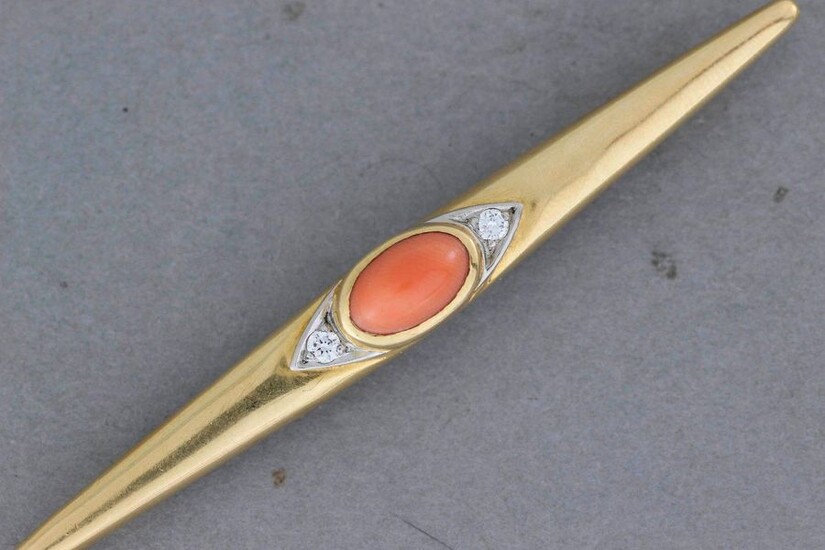 VCA. Gold bar decorated with a coral cabochon with brilliants. Gross weight : 6,5 g
