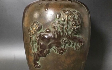 Vase - Copper, Copper alloy - 唐獅子紋花瓶(Karashishimon Kabin）with signature鳳州“Hoshu” - Japan - Early Showa period (1930-40)
