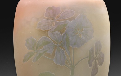 Vase d'ornement à décor d'hortensias Forme ovoïde étirée, à deux faces, repoussée dans l'ovale, avec...