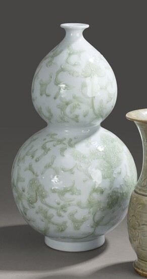 Vase gourde en porcelaine à décor de dragons... - Lot 521 - Lynda Trouvé