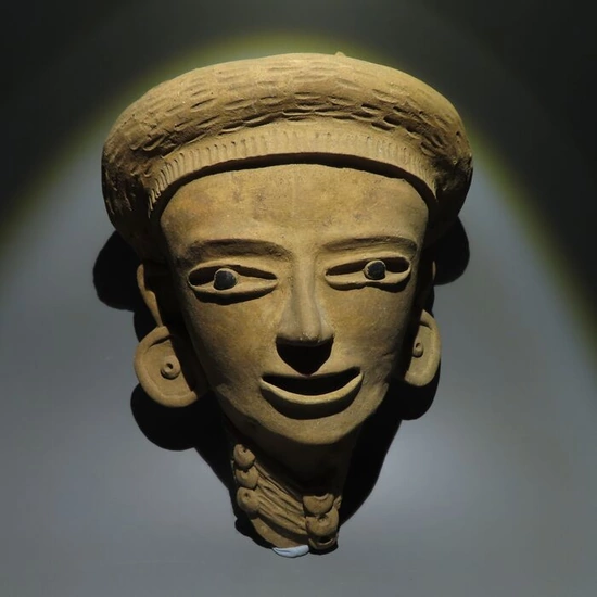 Veracruz, México Terracotta Head sculpture. 650-900 AD. 26 cm. H. Spanish Import License