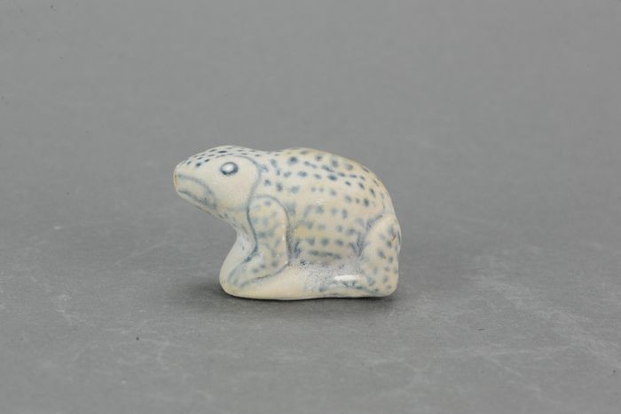 Water dropper - Blue and white - Porcelain - 15C Annamese Blue and White Water Dropper FROG Hoi An - China - 15th century