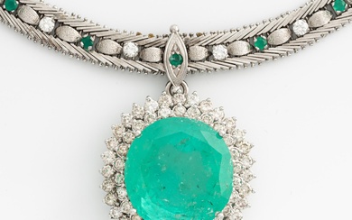 White gold necklace with large emerald and brilliant-cut diamonds