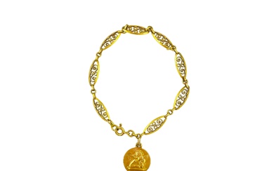 XXe SIECLE Bracelet en or 750/1000e filigrané à fermoir mousqueton, agrémenté d'un pendant représentant un...