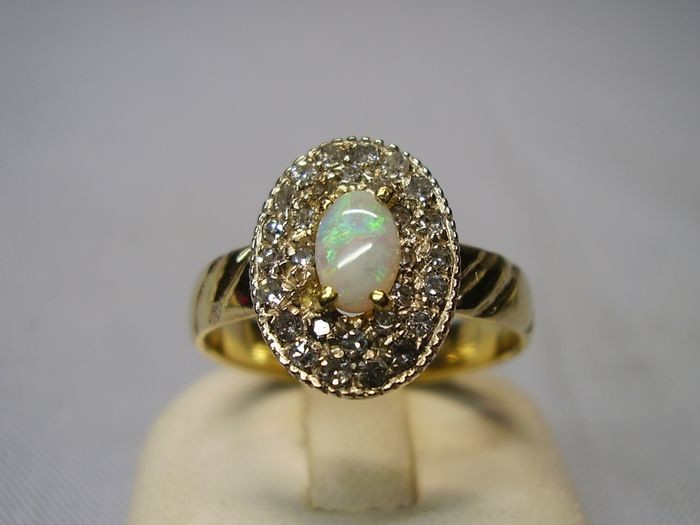antike Handarbeit mit doppelter Diamant-Entourage - 14 kt. White gold, Yellow gold - Ring - 1.00 ct Opal - Diamonds