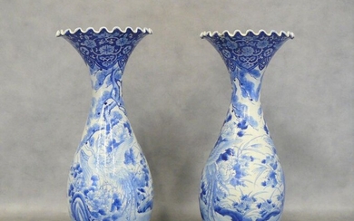 Important pair of Chinese porcelain vases with serrated necks and...