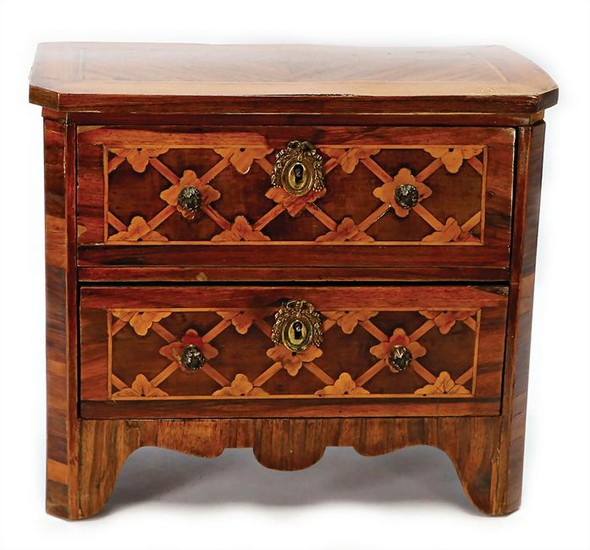 small model chest of drawers, early 19th century