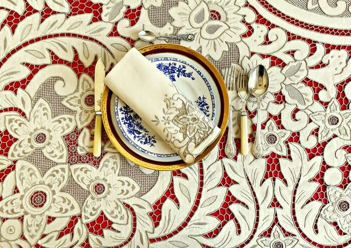 tablecloth with 12 linen napkins with spectacular large hand-embroidered lace. 255 x 175 cm (13) - Linen - First half 20th century