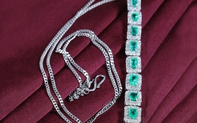 14 K / 585 White Gold Emerald Diamond Pendant Necklace