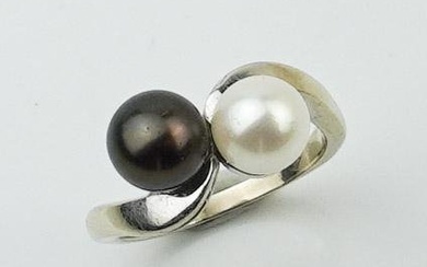 14KWG Black and White Pearl Ring