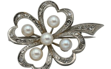 18 Karat White Gold Brooch, mounted with 5 pearls and