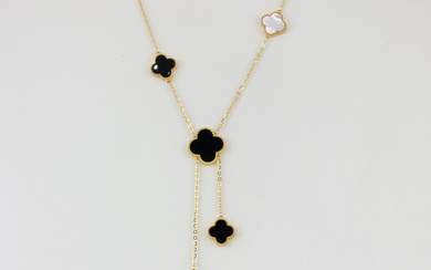 18CT MOTHER OF PEARL AND ONYX CLOVER-SHAPED NECKLACE.