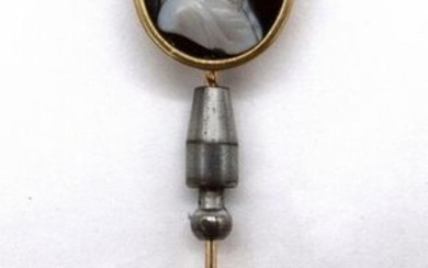 18K yellow gold and cameo on agate pin with a profile of a man wearing a laurel wreath. French work. Gross weight : 4,3 gr. A cameo and gold tie pin.