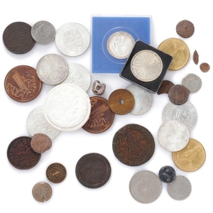 1907/5322: Small lot coins from Denmark, England, Russia, Sweden, Thailand and Germany as well as a few medals