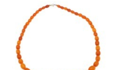 1927/1122 - An amber necklace of numerous amber beads. Pearl diam. 7-20 mm. L. 64 cm. Weight app. 46 g.