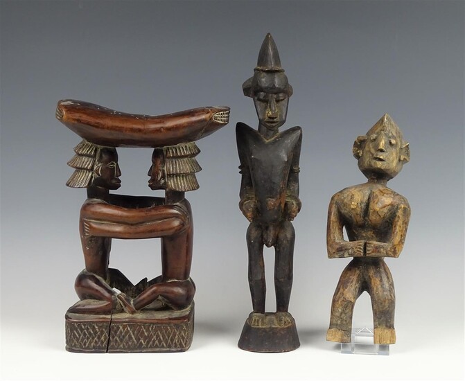 (-), 2 houten Afrikaanse beelden van man en...